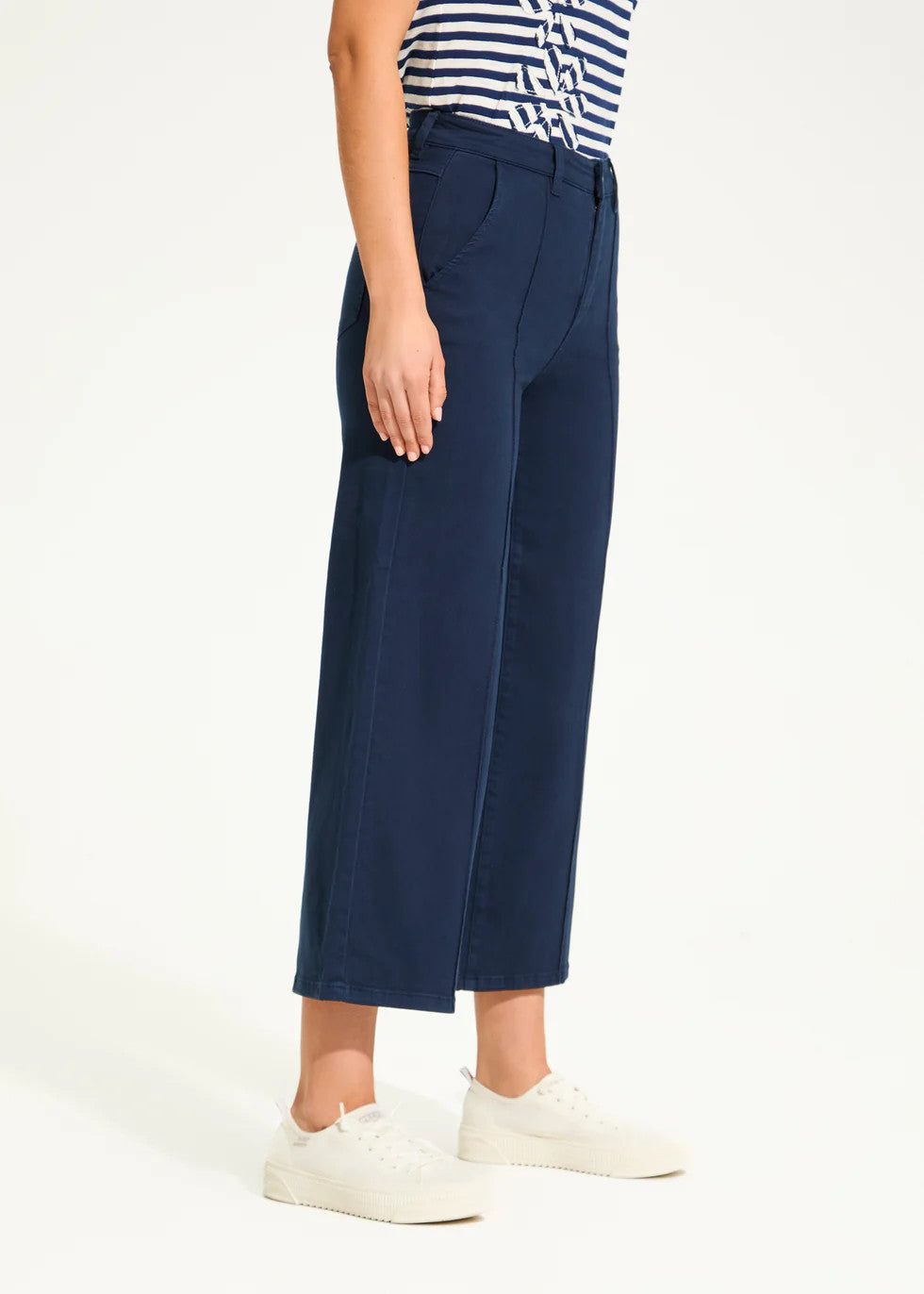 Suzanne Wide Crop 6973511